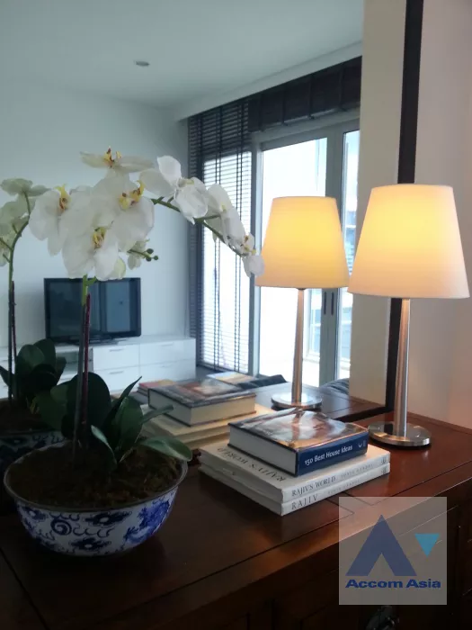 unit 1 Bedroom  Condominium For Rent & Sale in Ploenchit, Bangkok  near BTS Ratchadamri - MRT Silom (AA39620)