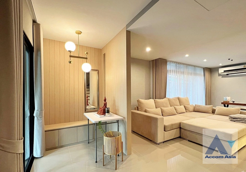 unit 3 Bedrooms  House For Rent in Samutprakan, Samutprakan  (AA39621)