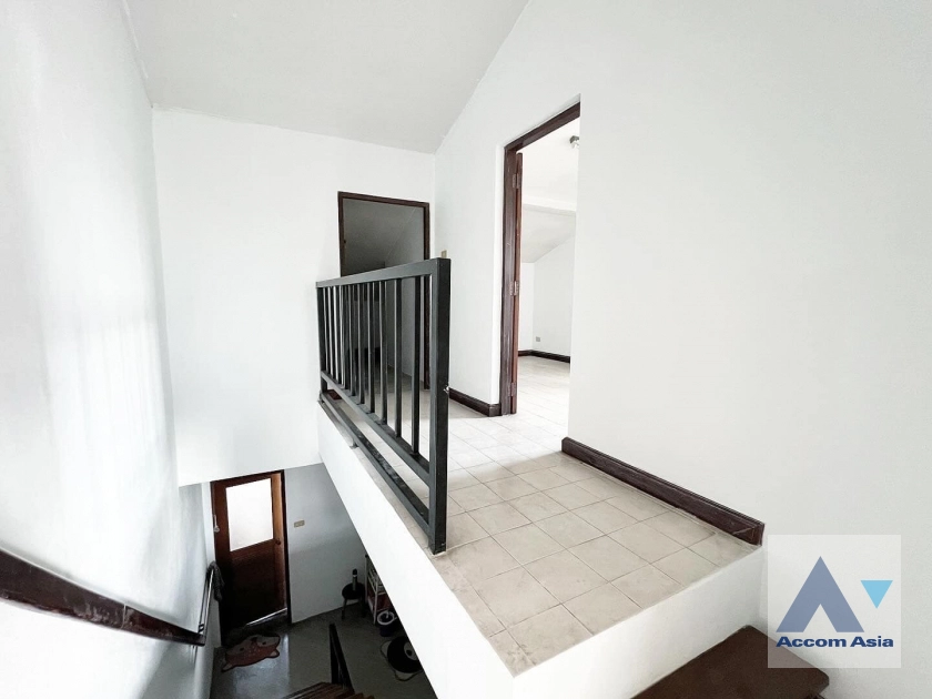 9  8 br Building For Sale in Sukhumvit ,Bangkok BTS Punnawithi AA39623