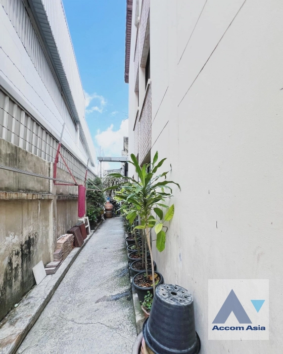 11  8 br Building For Sale in Sukhumvit ,Bangkok BTS Punnawithi AA39623