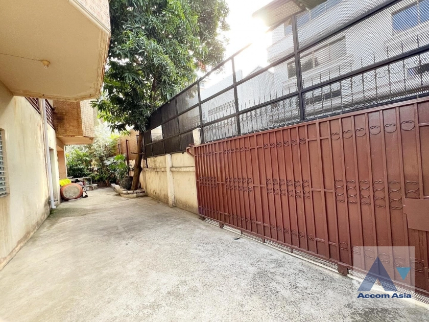 10  8 br Building For Sale in Sukhumvit ,Bangkok BTS Punnawithi AA39623