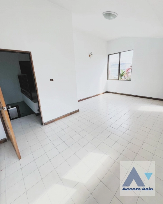 12  8 br Building For Sale in Sukhumvit ,Bangkok BTS Punnawithi AA39623