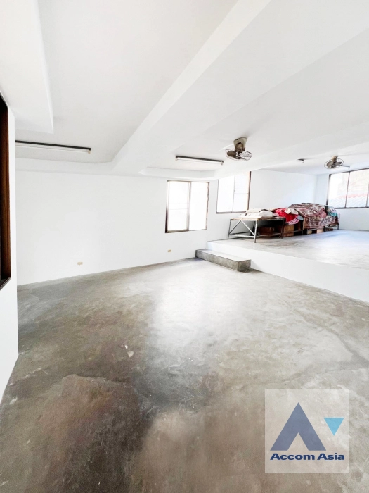 7  8 br Building For Sale in Sukhumvit ,Bangkok BTS Punnawithi AA39623