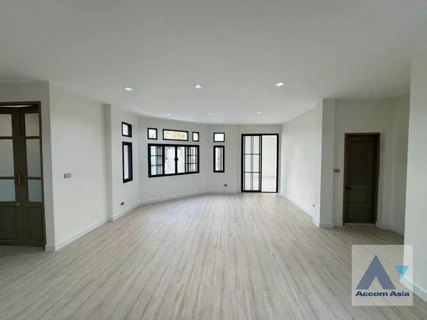 12  3 br Townhouse For Sale in Sukhumvit ,Bangkok BTS Phrom Phong at Chicha Castle AA39637