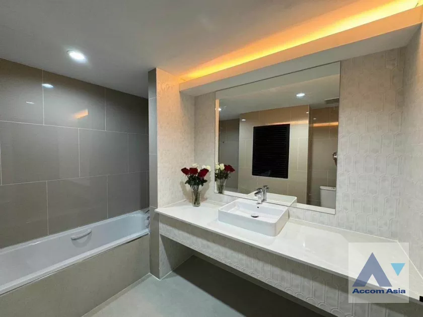 19  3 br Townhouse For Sale in Sukhumvit ,Bangkok BTS Phrom Phong at Chicha Castle AA39637