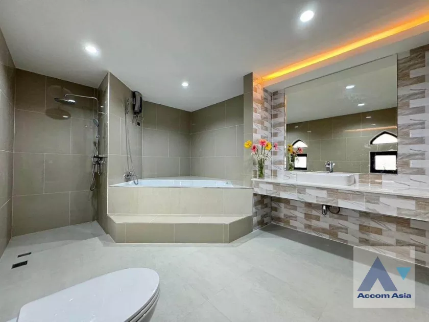 21  3 br Townhouse For Sale in Sukhumvit ,Bangkok BTS Phrom Phong at Chicha Castle AA39637