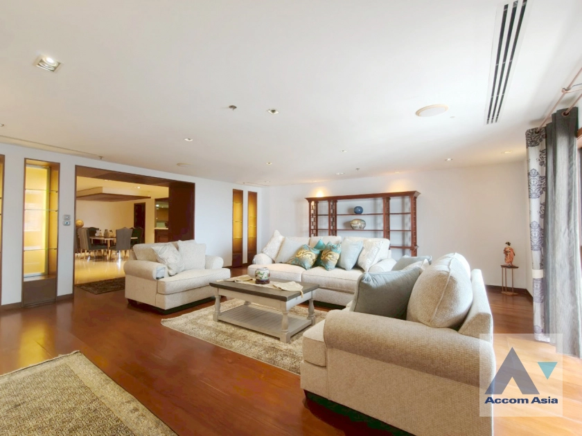 unitSpacious room with a large balcony city views.(AA39655)