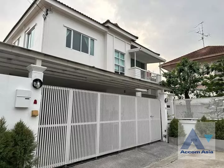 Private Swimming Pool |  3 Bedrooms  House For Sale in Ratchadapisek, Bangkok  near MRT Lat Phrao (AA39690)