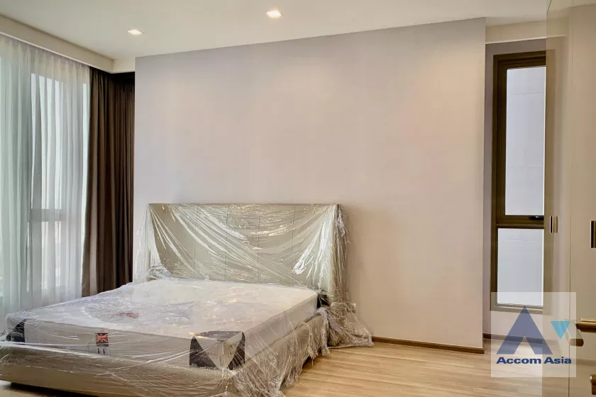  3 Bedrooms  Condominium For Rent in Charoenkrung, Bangkok  near BTS Saphan Taksin (AA39694)