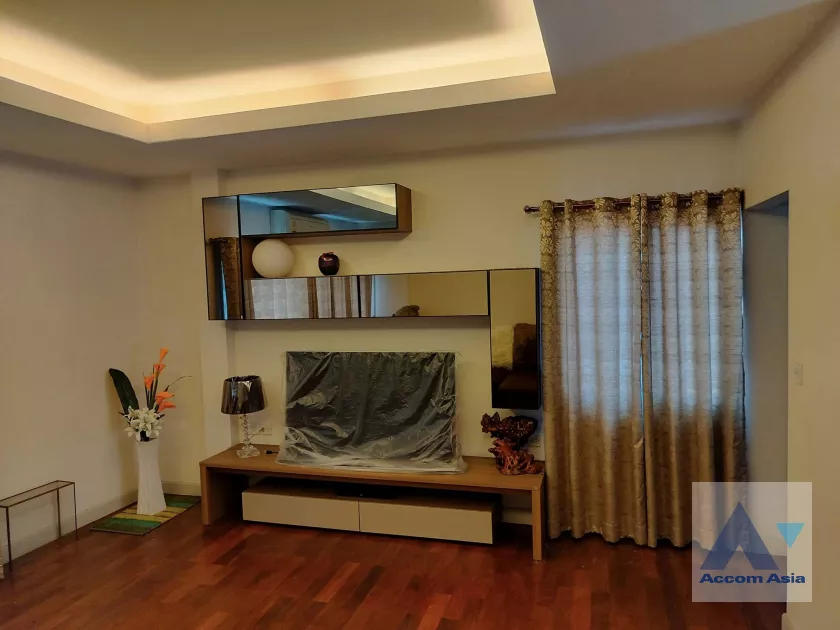 unit 4 Bedrooms  House For Sale in ,   (AA39722)