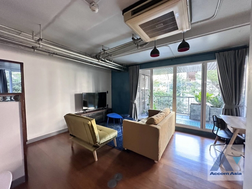 unit Modern home with bright blue interiors at Urbana Sukhumvit 15 (AA39741)