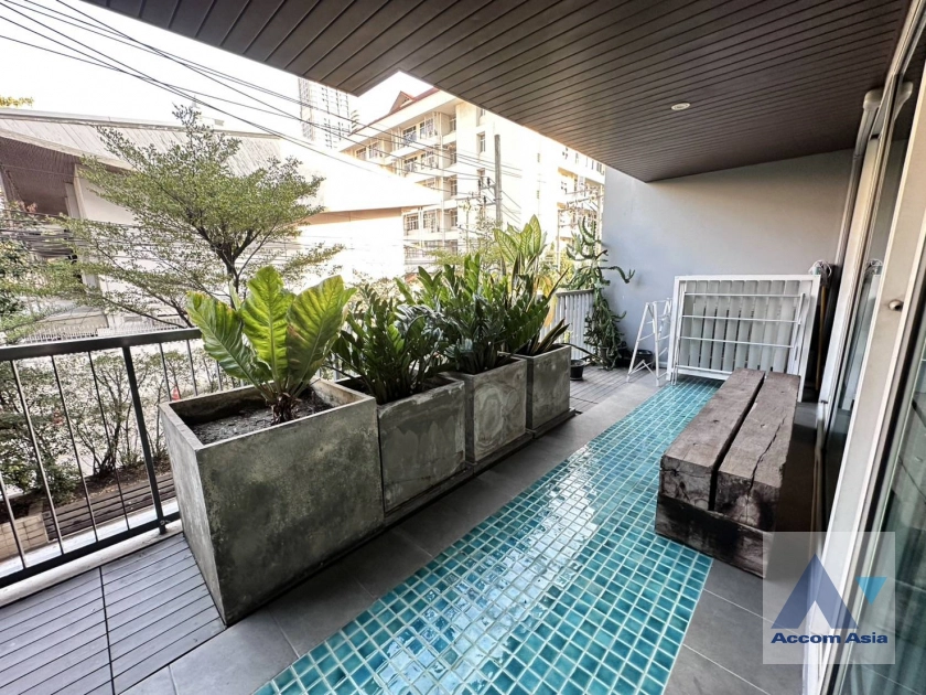 unit Modern home with bright blue interiors at Urbana Sukhumvit 15 (AA39741)