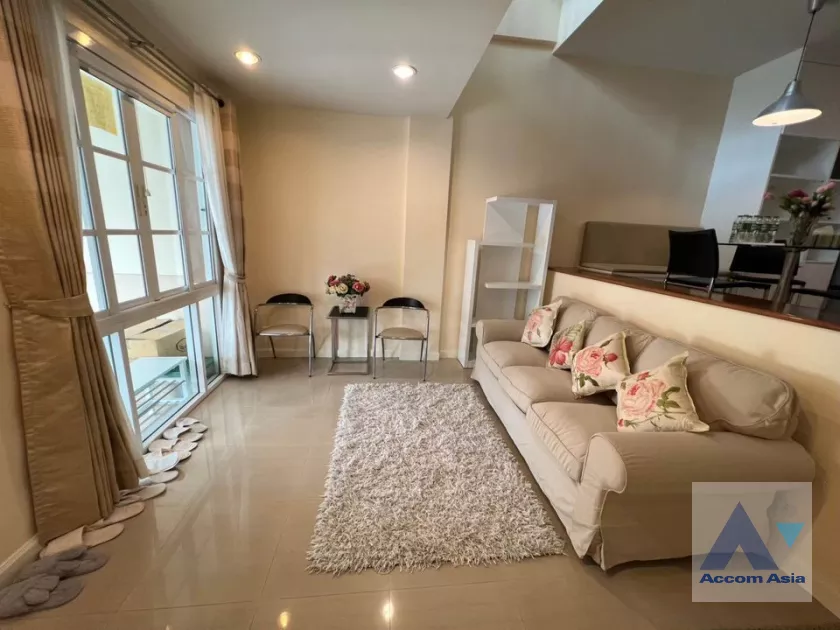  3 Bedrooms  Townhouse For Rent in Sukhumvit, Bangkok  near BTS Punnawithi (AA39768)
