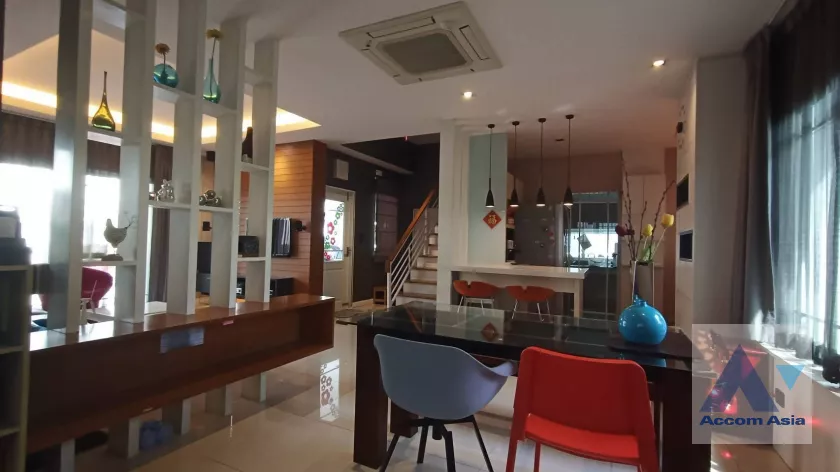unit 3 Bedrooms  House For Sale in Pattanakarn, Bangkok  near ARL Ban Thap Chang (AA39770)