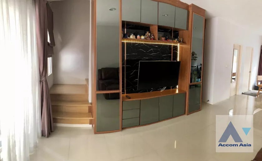  3 Bedrooms  House For Rent in Pattanakarn, Bangkok  near BTS On Nut (AA39786)