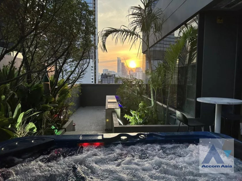 Huge Terrace |  2 Bedrooms  Condominium For Rent in Silom, Bangkok  near BTS Chong Nonsi (AA39789)