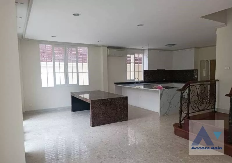  5 Bedrooms  House For Sale in Pattanakarn, Bangkok  (AA39791)