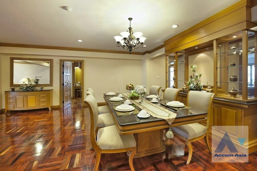  3 Bedrooms  Apartment For Rent in Sukhumvit, Bangkok  near BTS Phrom Phong (AA39792)