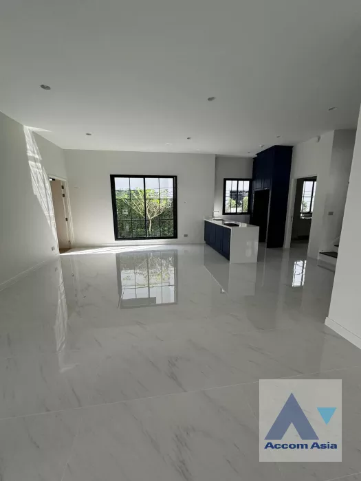 unit 4 Bedrooms  House For Rent & Sale in Phaholyothin, Bangkok  (AA39854)