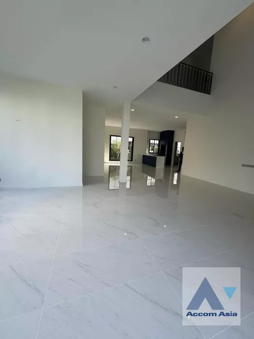 unit 4 Bedrooms  House For Rent & Sale in Phaholyothin, Bangkok  (AA39854)
