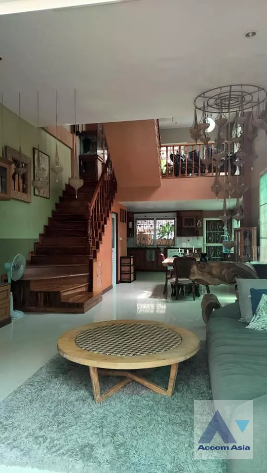  2 Bedrooms  Townhouse For Rent in Sukhumvit, Bangkok  near BTS Punnawithi (AA39864)