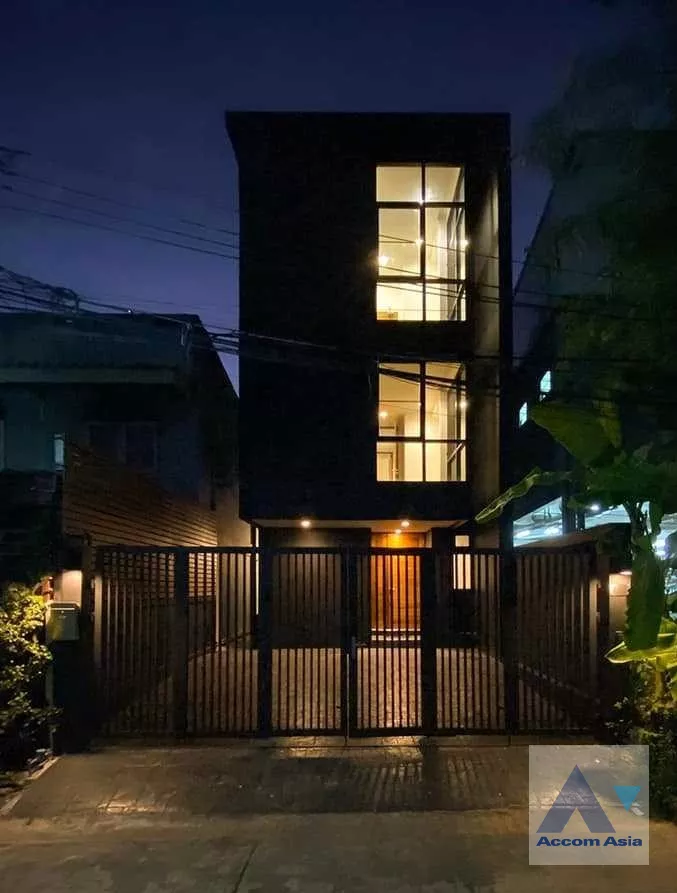  2 Bedrooms  Townhouse For Rent in Ratchadapisek, Bangkok  near MRT Sutthisan (AA39879)