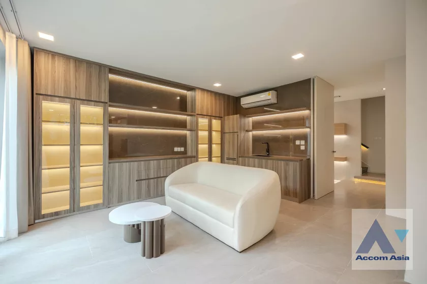  4 Bedrooms  House For Rent in Latkrabang, Bangkok  (AA39883)