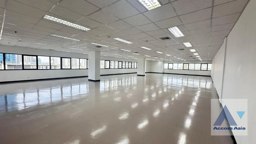  1  Office Space For Rent in Sukhumvit ,Bangkok BTS Ekkamai at Sorachai Building AA39895