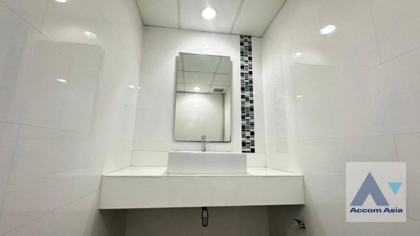 11  Office Space For Rent in Sukhumvit ,Bangkok BTS Ekkamai at Sorachai Building AA39895