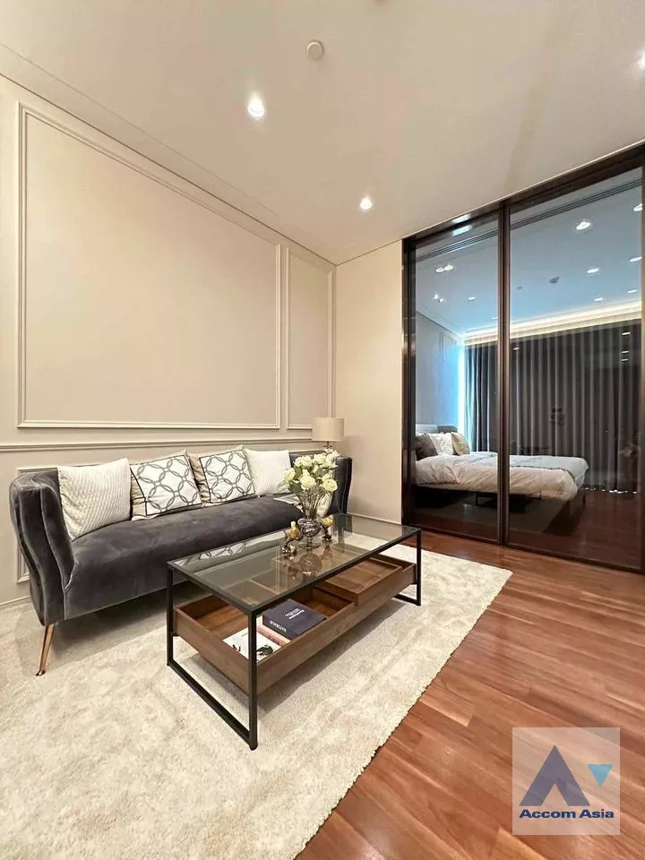  1 Bedroom  Condominium For Rent in Ploenchit, Bangkok  near BTS Ratchadamri (AA39898)