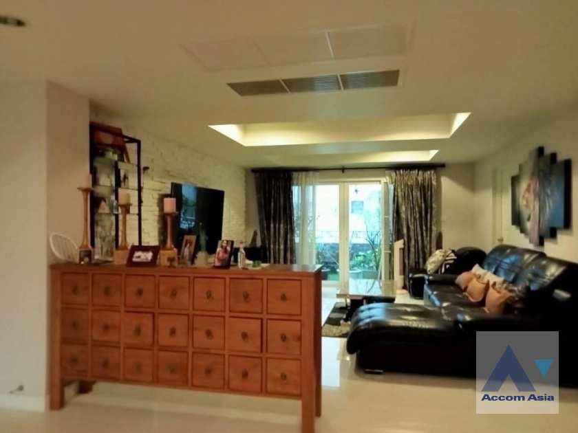  2 Bedrooms  Condominium For Sale in Ploenchit, Bangkok  near BTS Chitlom (AA39908)