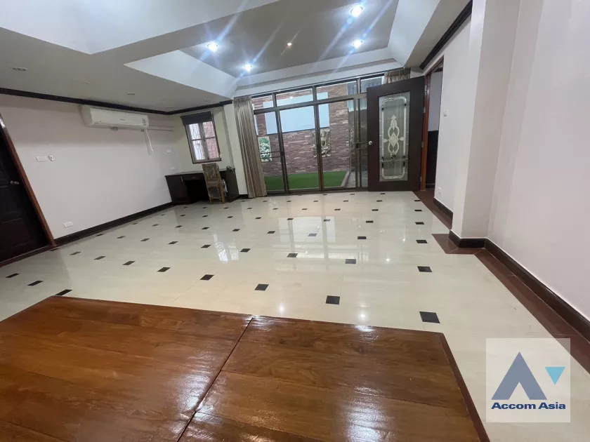  1  4 br House For Rent in Sukhumvit ,Bangkok BTS Phra khanong at Safe and local lifestyle Home AA39911
