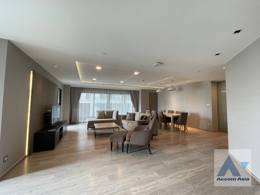 unit 3 Bedrooms  Apartment For Rent in Sukhumvit, Bangkok  near BTS Ekkamai (AA39917)