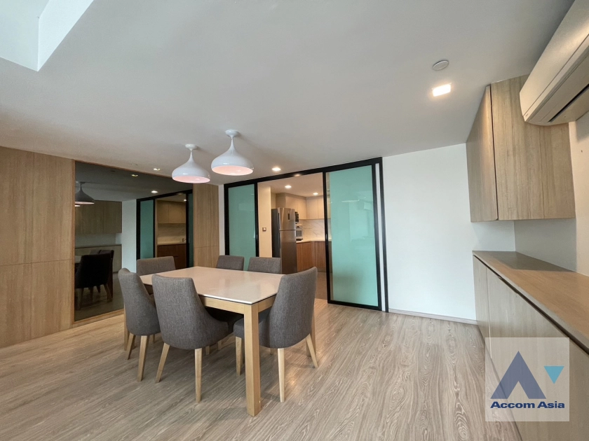 unit 3 Bedrooms  Apartment For Rent in Sukhumvit, Bangkok  near BTS Ekkamai (AA39918)