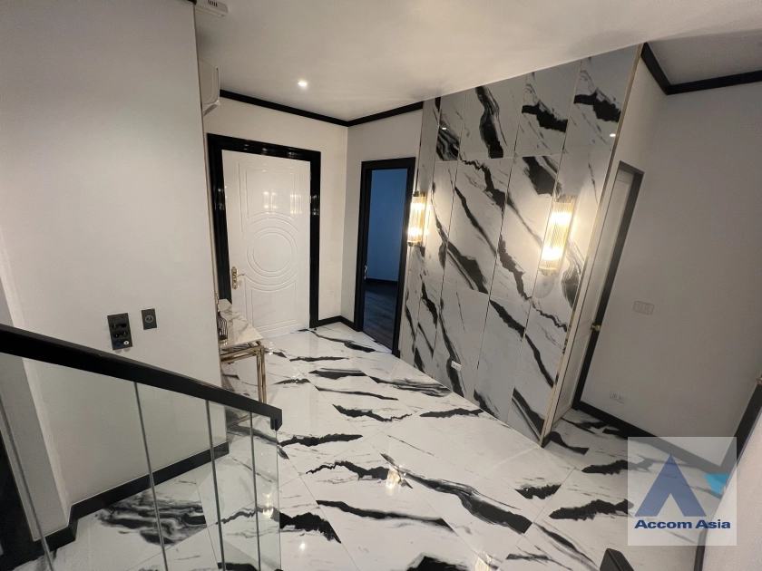 6  4 br House for rent and sale in Sukhumvit ,Bangkok BTS Ekkamai - BTS Phra khanong at House  in compound AA39929