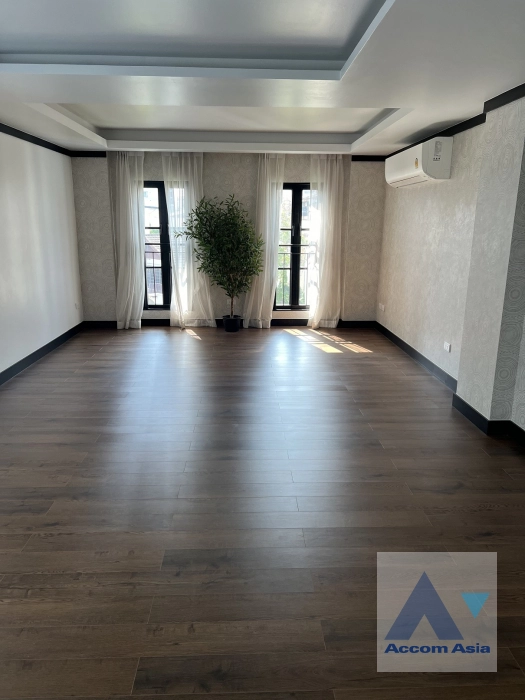 14  4 br House for rent and sale in Sukhumvit ,Bangkok BTS Ekkamai - BTS Phra khanong at House  in compound AA39929