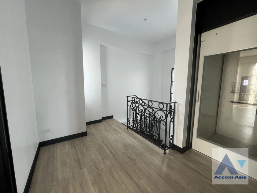 15  4 br House for rent and sale in Sukhumvit ,Bangkok BTS Ekkamai - BTS Phra khanong at House  in compound AA39929