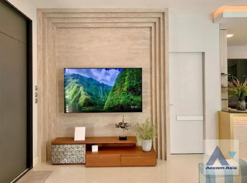 unit 4 Bedrooms  House For Rent & Sale in Samutprakan, Samutprakan  (AA39934)