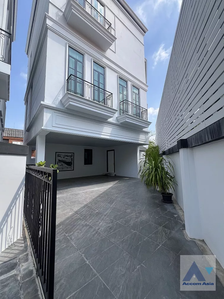 Home Office, Private Swimming Pool |  House  in compound House  4 Bedroom for Rent BTS Phra khanong in Sukhumvit Bangkok
