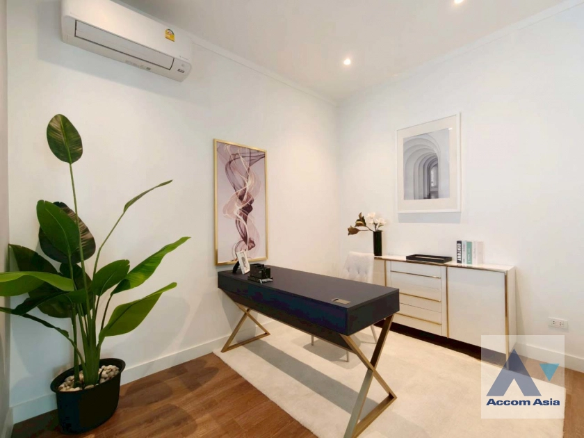 8  5 br House for rent and sale in Sukhumvit ,Bangkok BTS Ekkamai - BTS Phra khanong at House  in compound AA39936