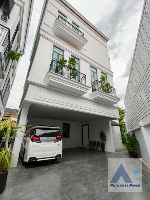 4  5 br House for rent and sale in Sukhumvit ,Bangkok BTS Ekkamai - BTS Phra khanong at House  in compound AA39936
