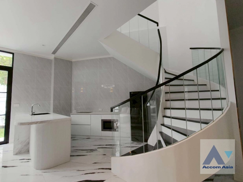 9  5 br House for rent and sale in Sukhumvit ,Bangkok BTS Ekkamai - BTS Phra khanong at House  in compound AA39936