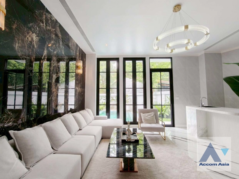 6  5 br House for rent and sale in Sukhumvit ,Bangkok BTS Ekkamai - BTS Phra khanong at House  in compound AA39936