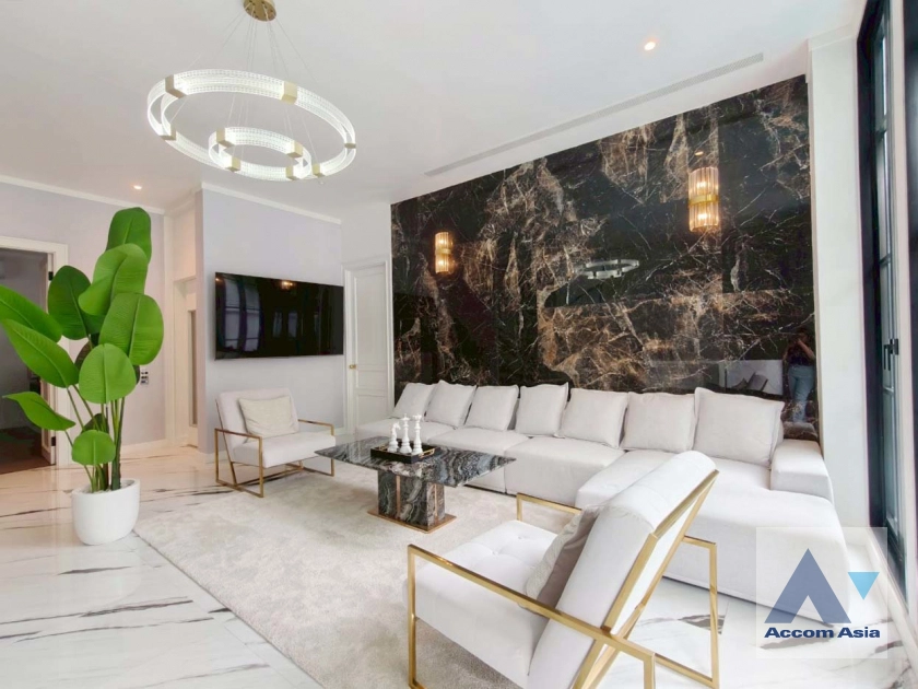 7  5 br House for rent and sale in Sukhumvit ,Bangkok BTS Ekkamai - BTS Phra khanong at House  in compound AA39936