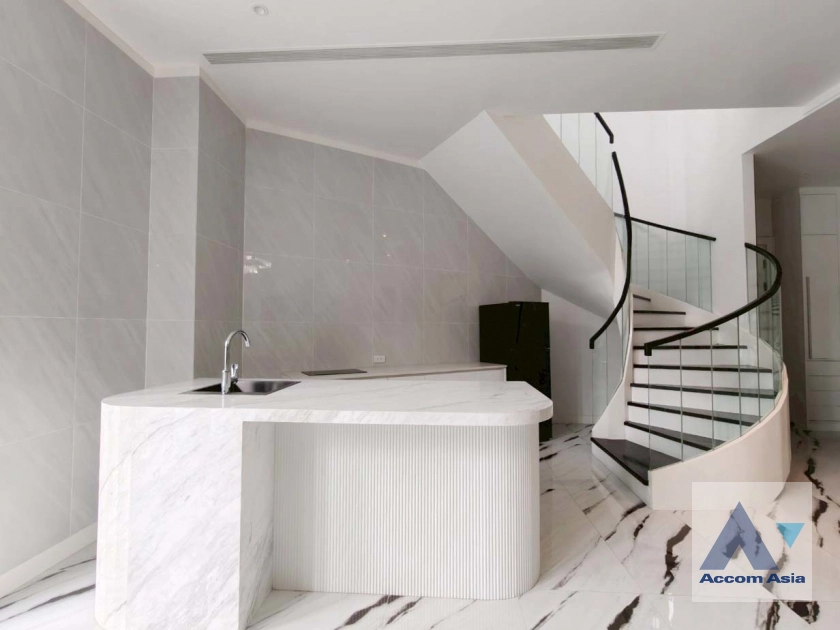 10  5 br House for rent and sale in Sukhumvit ,Bangkok BTS Ekkamai - BTS Phra khanong at House  in compound AA39936