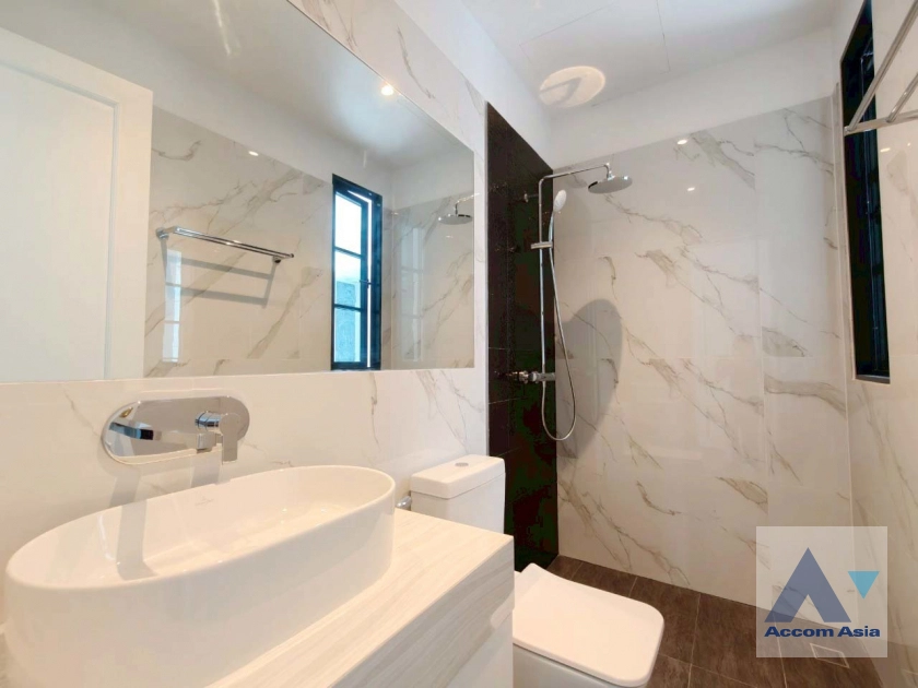 37  5 br House for rent and sale in Sukhumvit ,Bangkok BTS Ekkamai - BTS Phra khanong at House  in compound AA39936