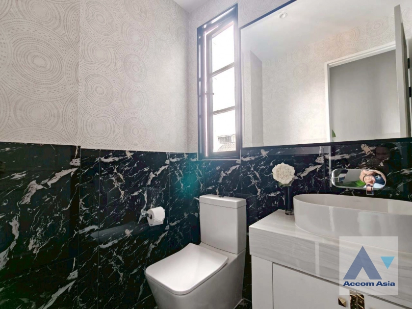 38  5 br House for rent and sale in Sukhumvit ,Bangkok BTS Ekkamai - BTS Phra khanong at House  in compound AA39936