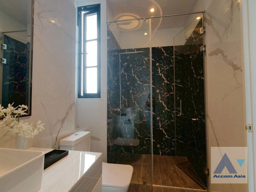 31  5 br House for rent and sale in Sukhumvit ,Bangkok BTS Ekkamai - BTS Phra khanong at House  in compound AA39936