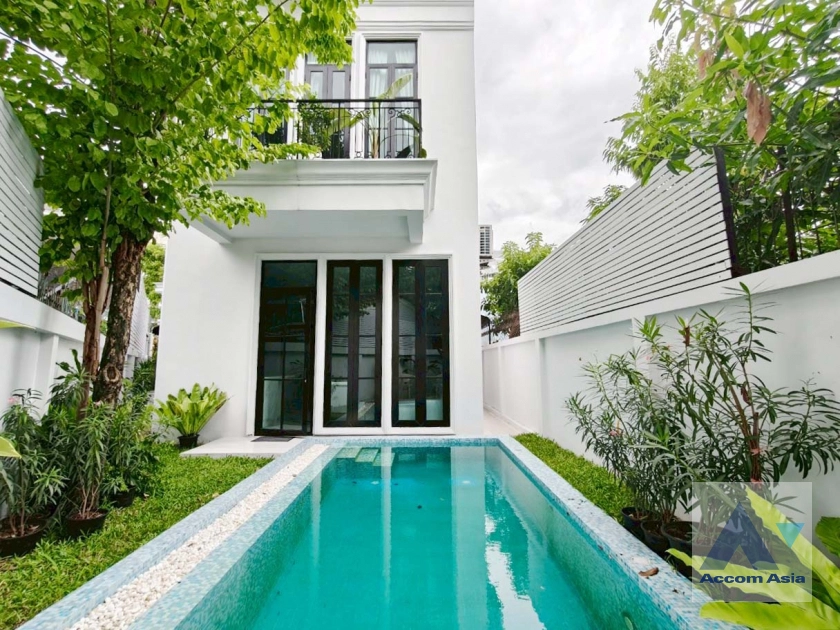 Shared Swimming Pool, Home Office, Private Swimming Pool house for rent in Sukhumvit, Bangkok Code AA39936