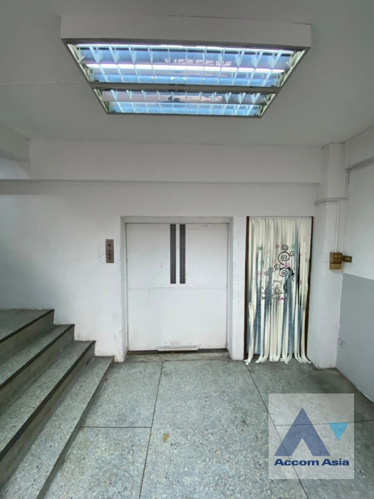 4  Shophouse For Rent in Silom ,Bangkok  AA39950